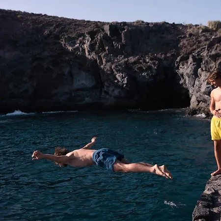 Adeje - Twinfin & Surf Yoga Camp קיאו סלבאחה