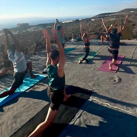 Adeje - Twinfin & Surf Yoga Camp מלון